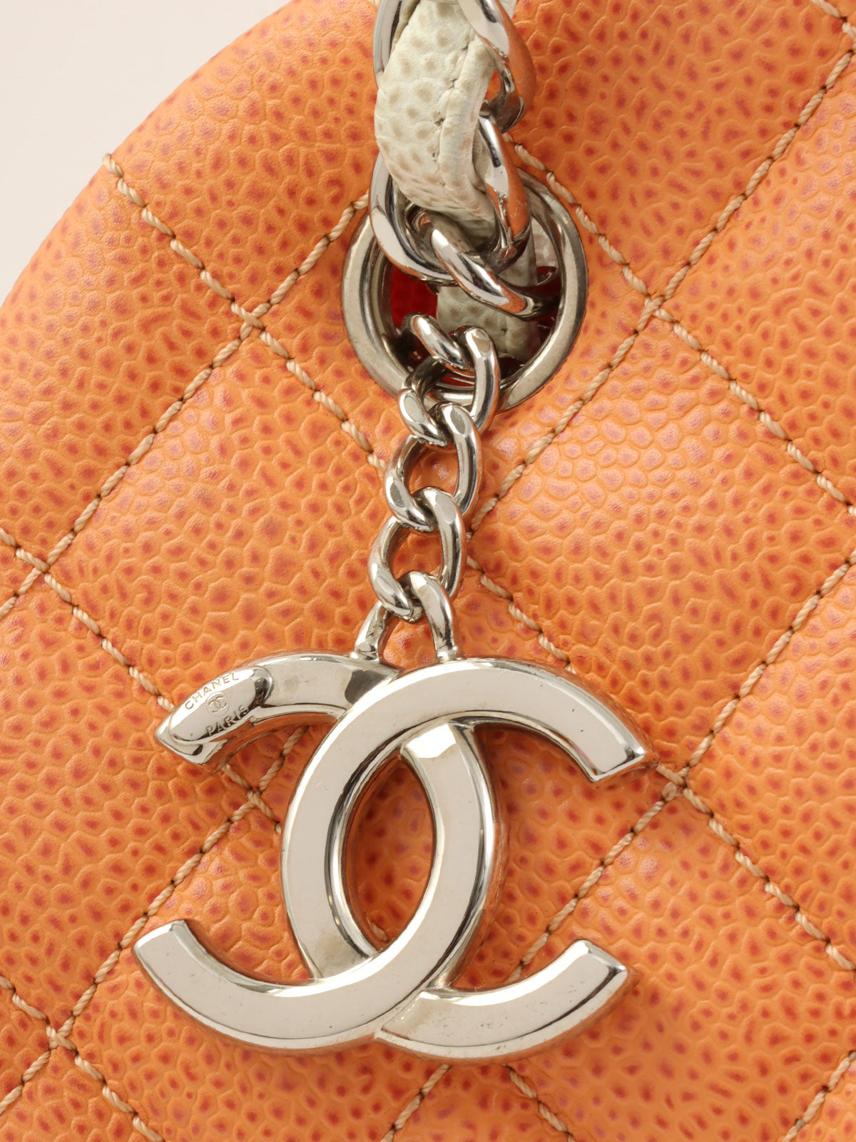 2013年頃製 キャビアスキンCCマークチャームチェーンショルダーバッグ オレンジ/ホワイト