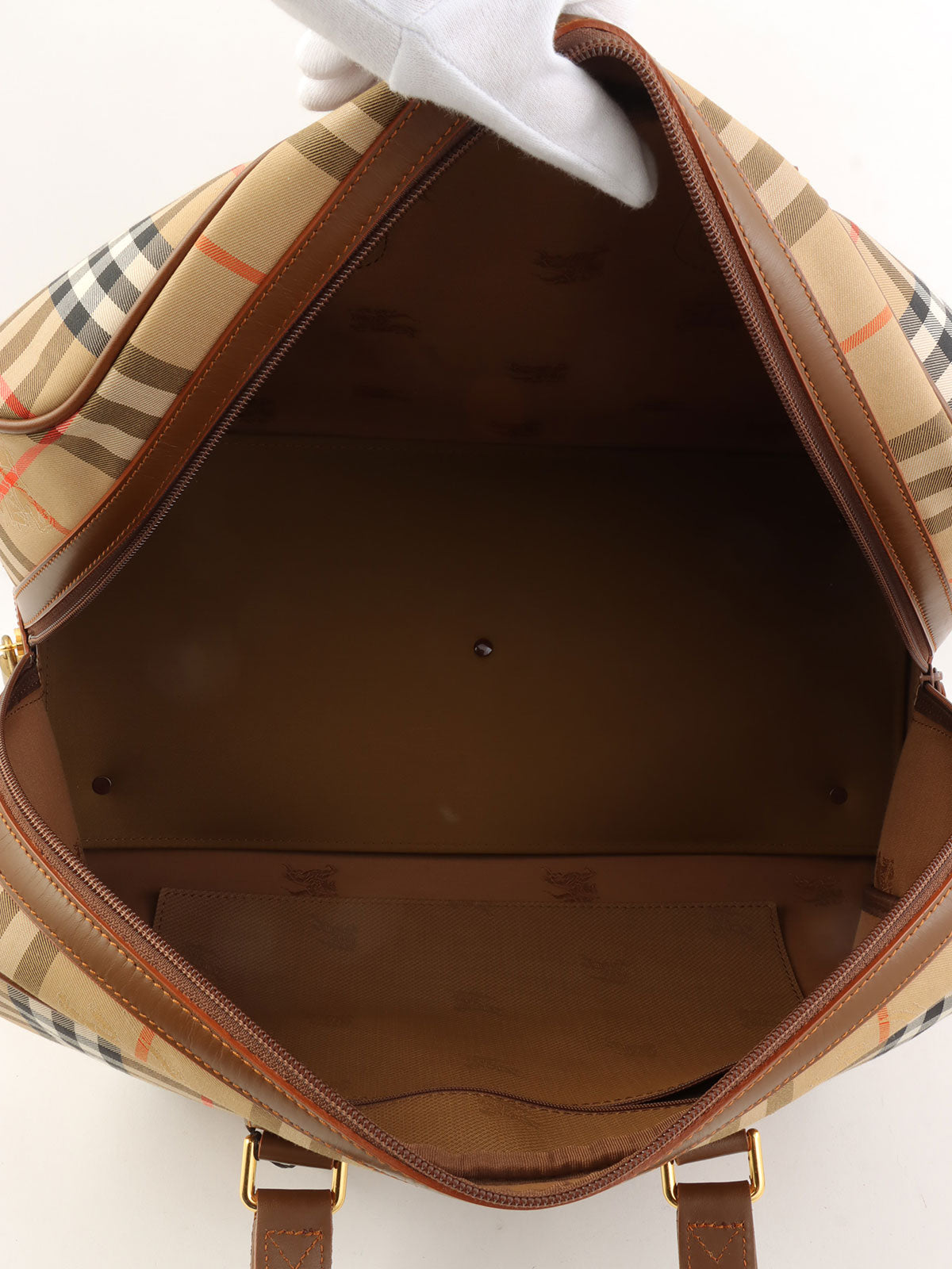 ノバチェックパターンロゴエンボスボストンバッグ　ブラウン/マルチ