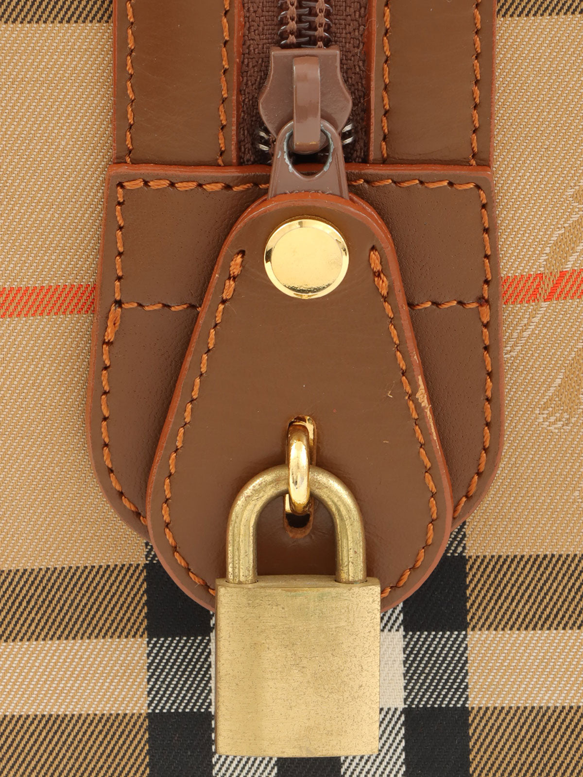 ノバチェックパターンロゴエンボスボストンバッグ　ブラウン/マルチ