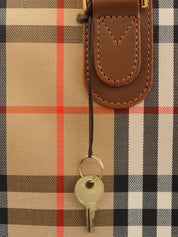 ノバチェックパターンロゴエンボスボストンバッグ　ブラウン/マルチ