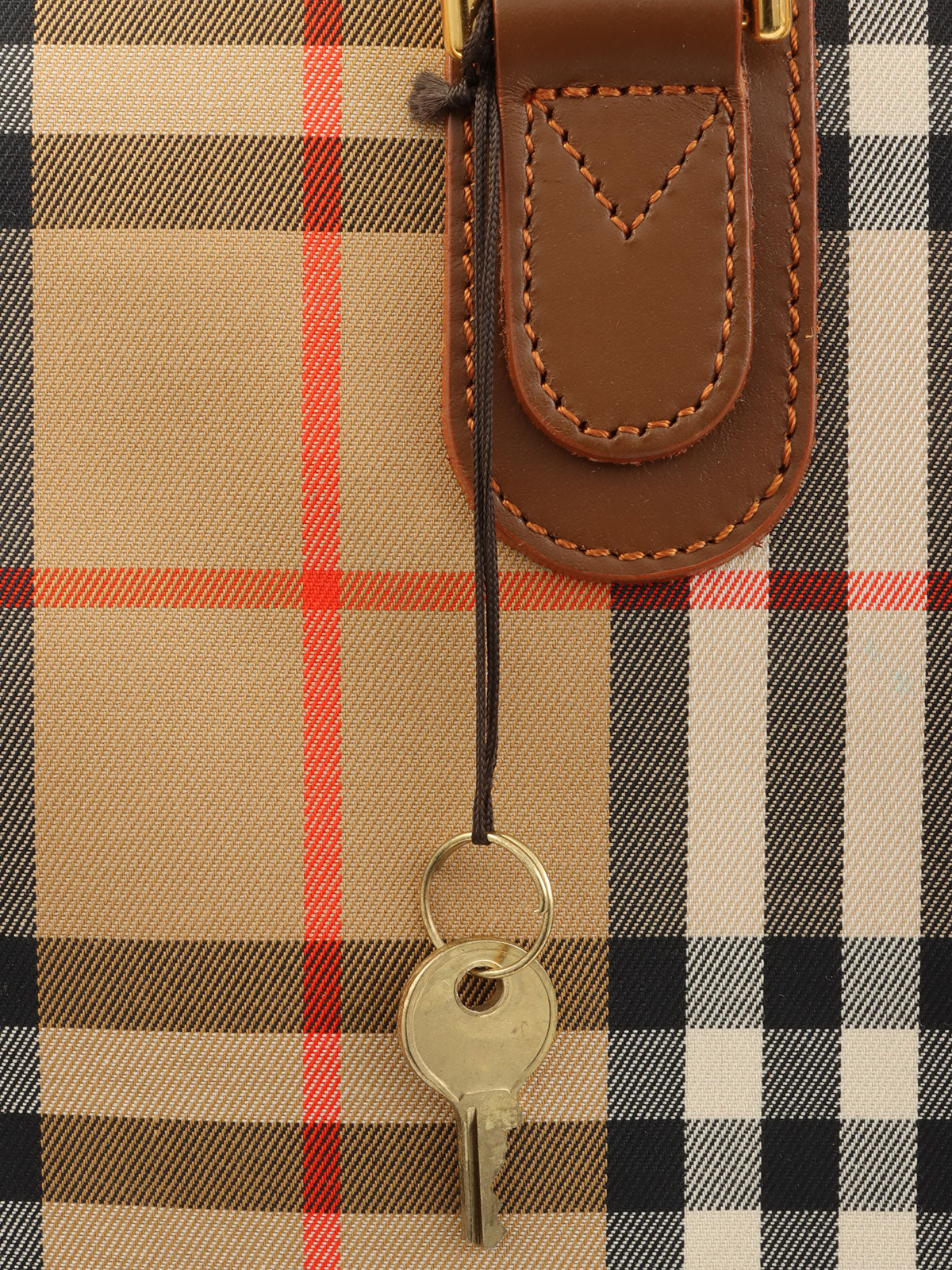 ノバチェックパターンロゴエンボスボストンバッグ　ブラウン/マルチ