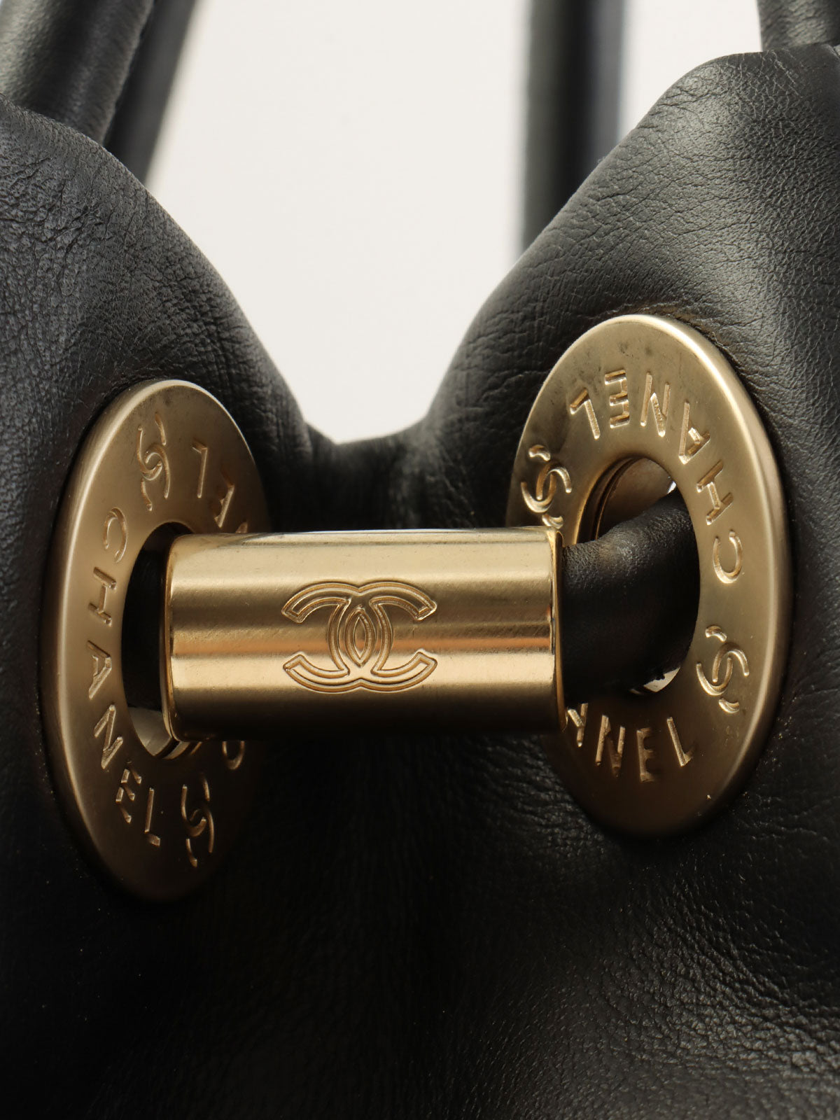 山茶花图案手提袋，黑色，约产于2001年