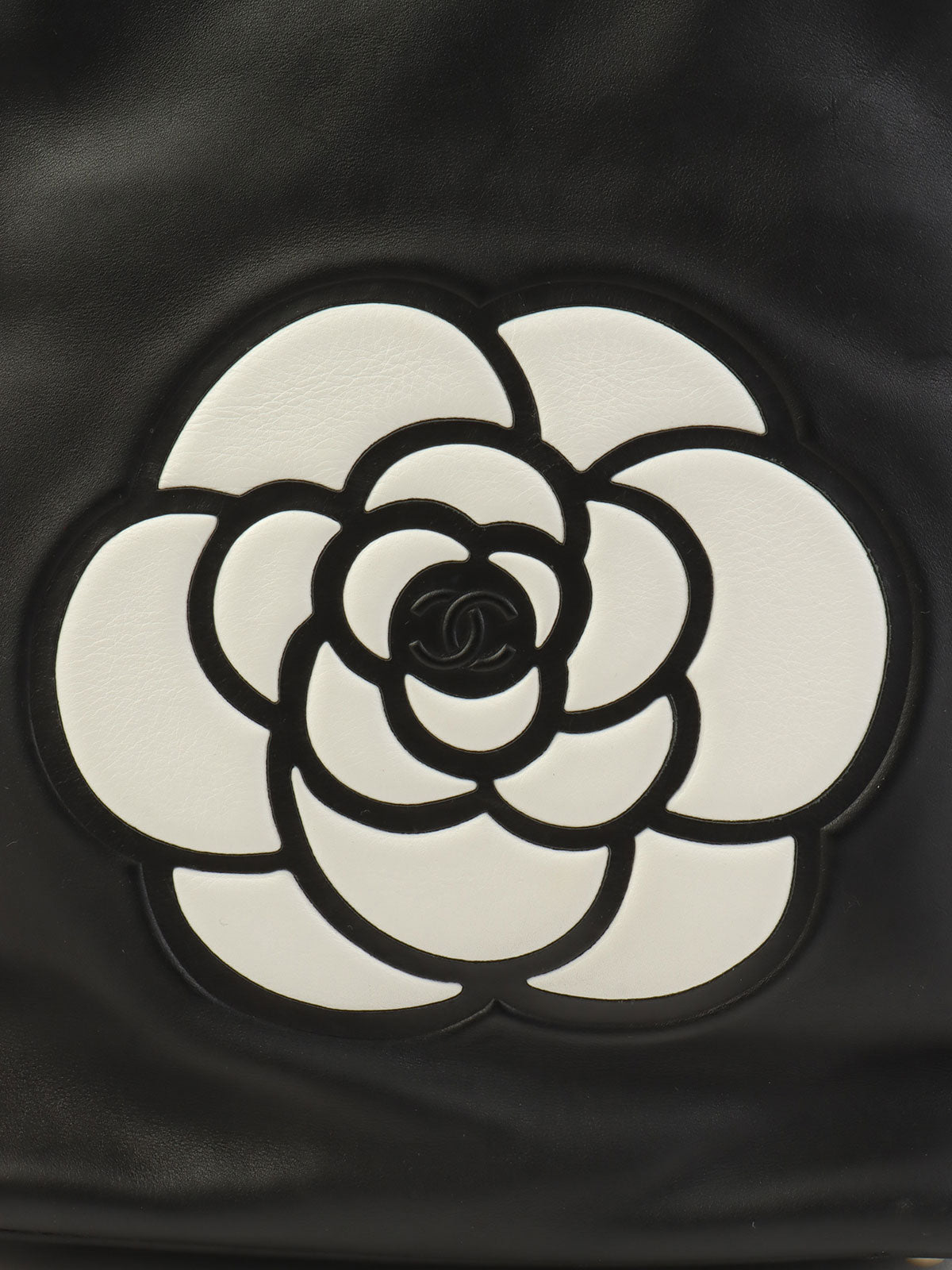 山茶花图案手提袋，黑色，约产于2001年