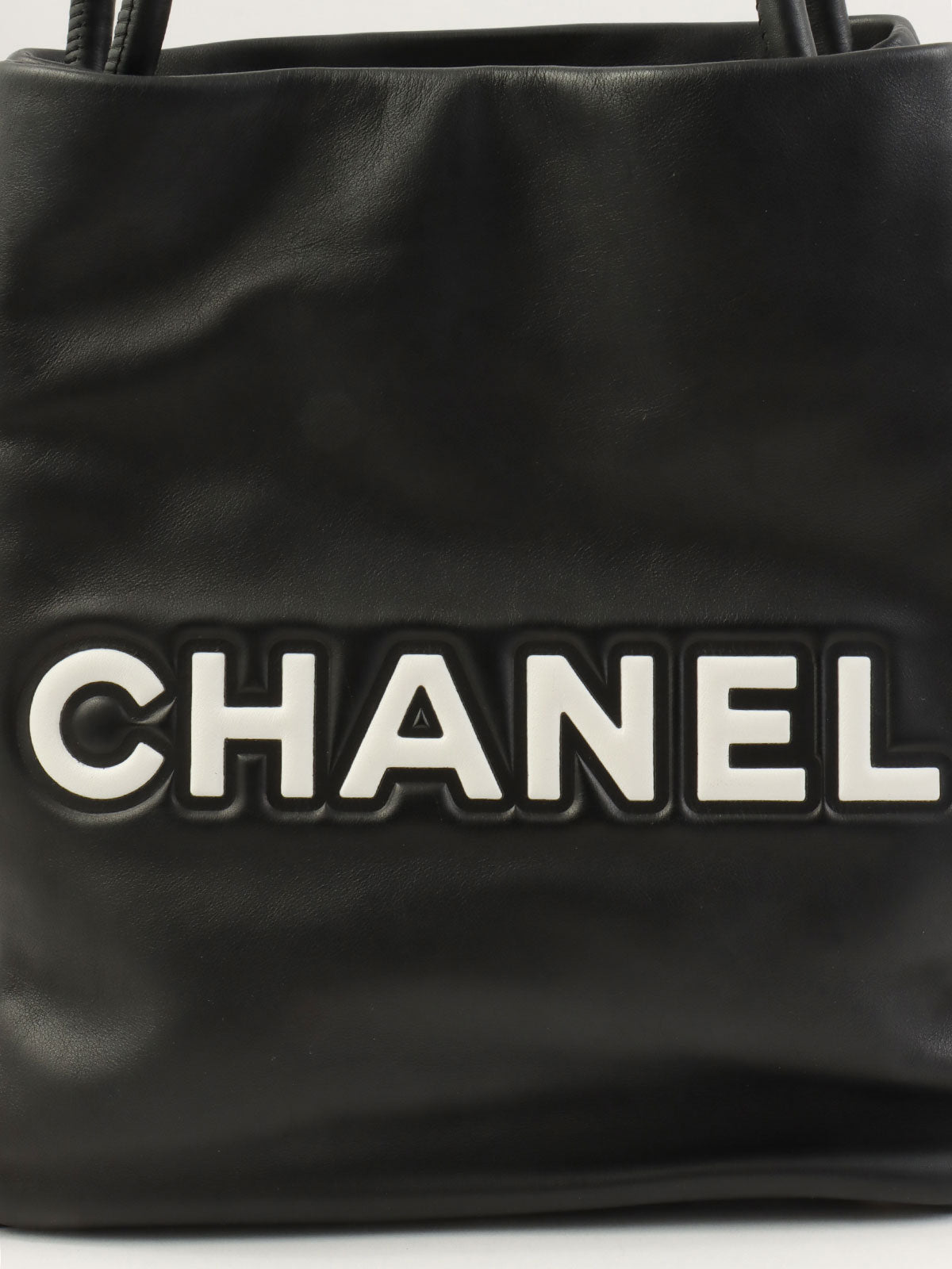 山茶花图案手提袋，黑色，约产于2001年