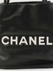 山茶花图案手提袋，黑色，约产于2001年