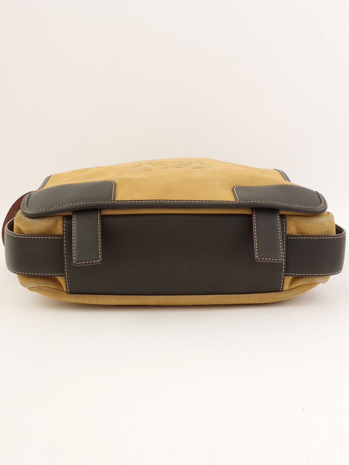 スエードアナグラムショルダーバッグ ベージュ/ブラウン