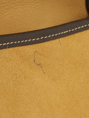 スエードアナグラムショルダーバッグ ベージュ/ブラウン