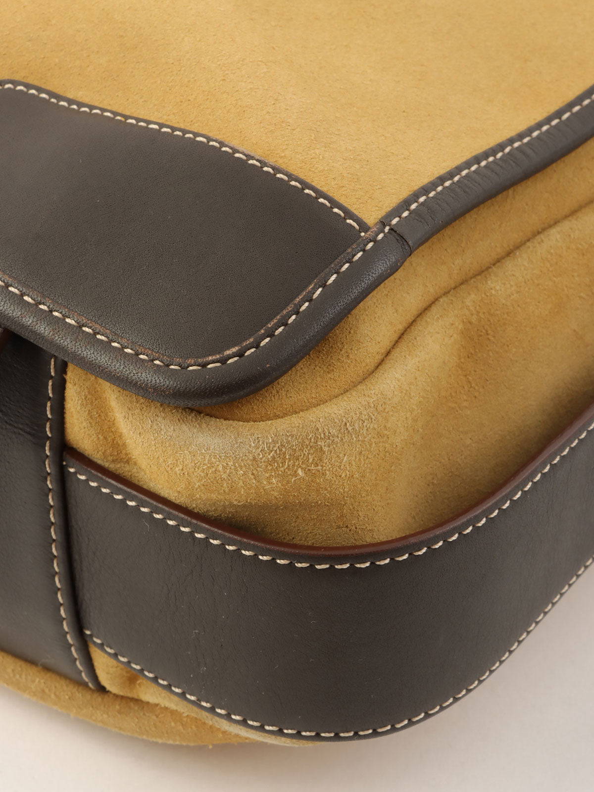 スエードアナグラムショルダーバッグ ベージュ/ブラウン