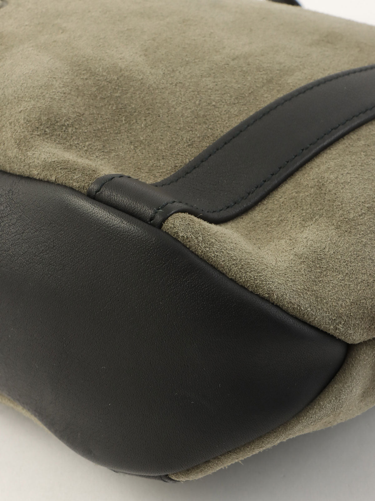 スエードアナグラムエンボスショルダーバッグ カーキ