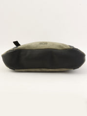 スエードアナグラムエンボスショルダーバッグ カーキ