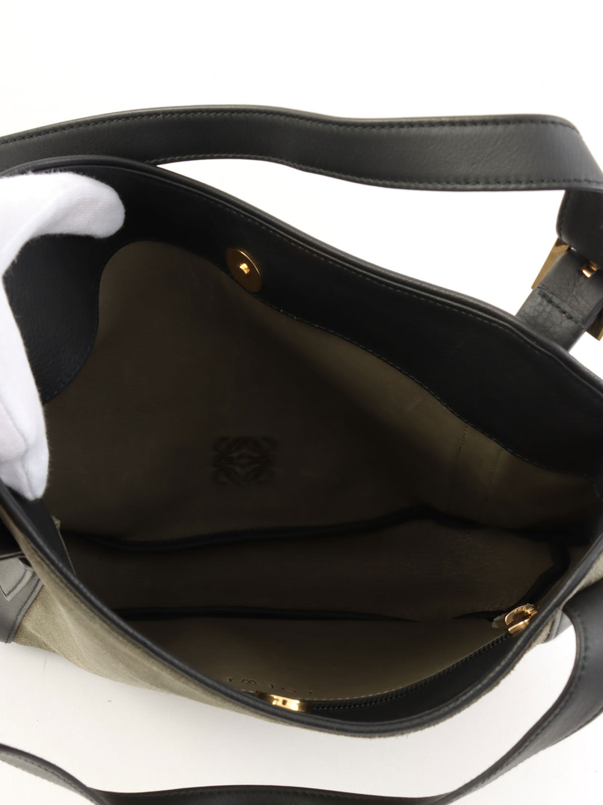 スエードアナグラムエンボスショルダーバッグ カーキ