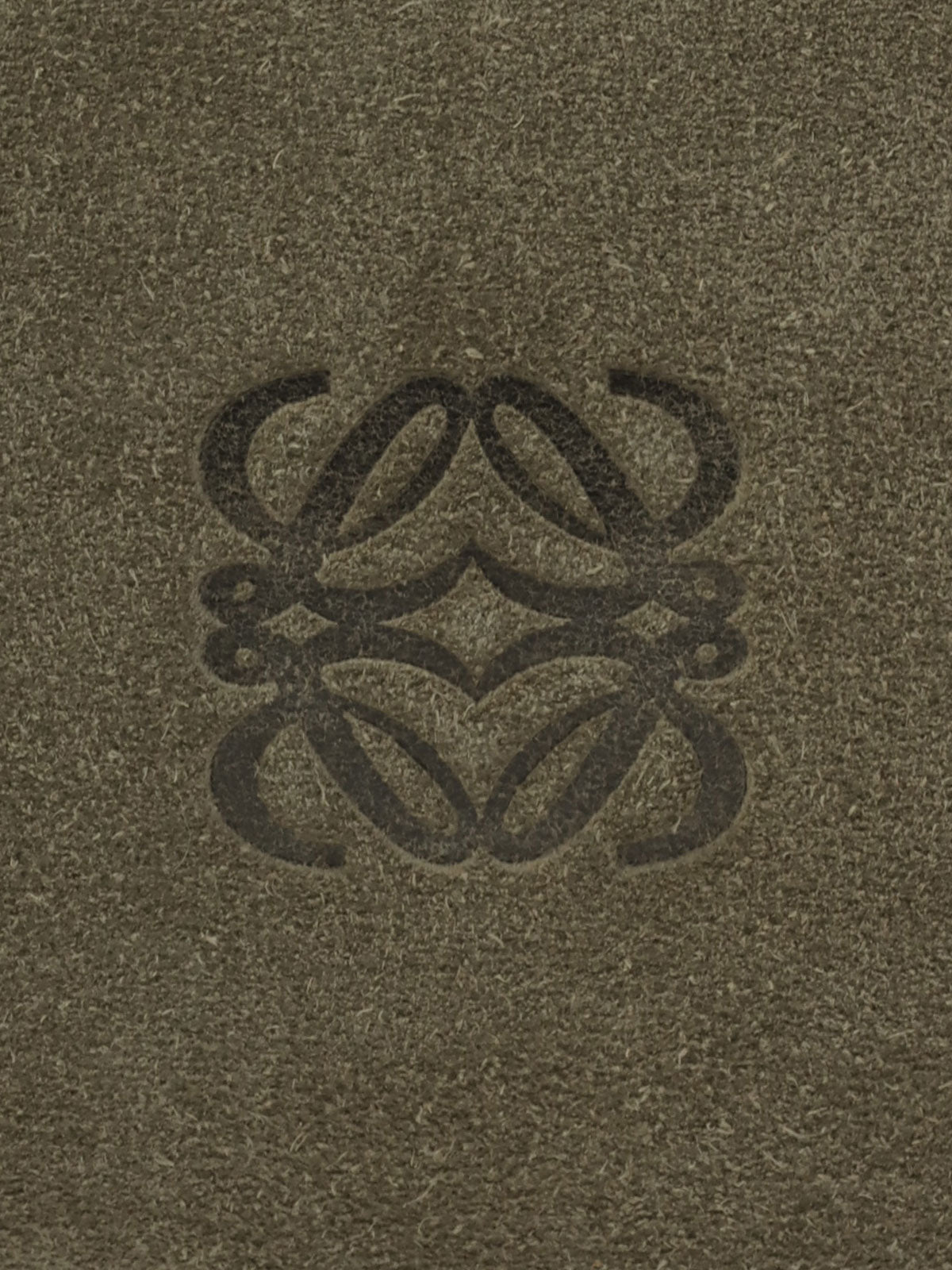 スエードアナグラムエンボスショルダーバッグ カーキ