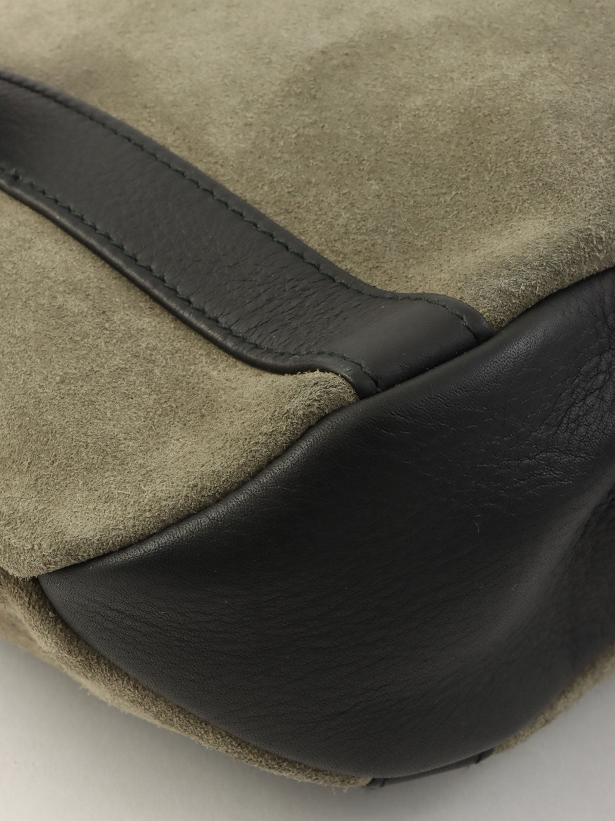 スエードアナグラムエンボスショルダーバッグ カーキ