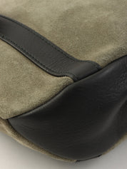 スエードアナグラムエンボスショルダーバッグ カーキ