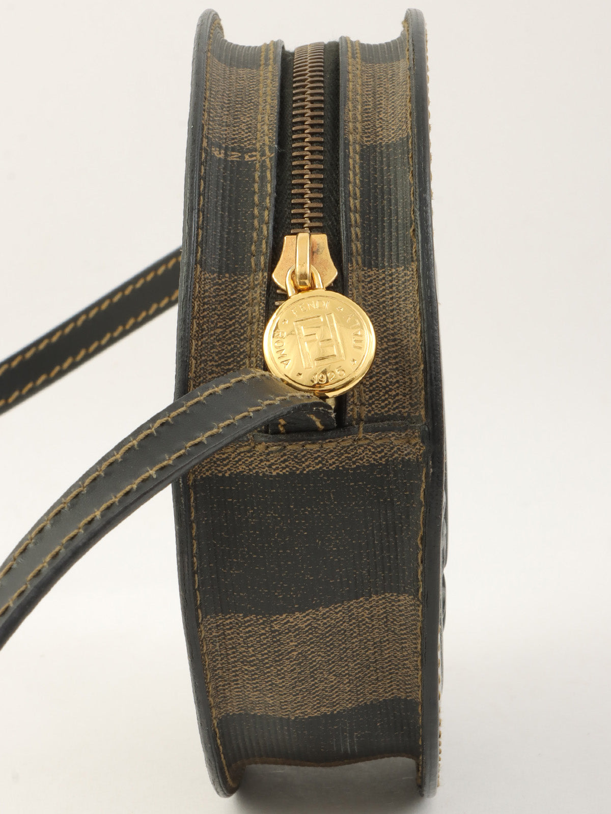 Pecan Round Shoulder Bag Black