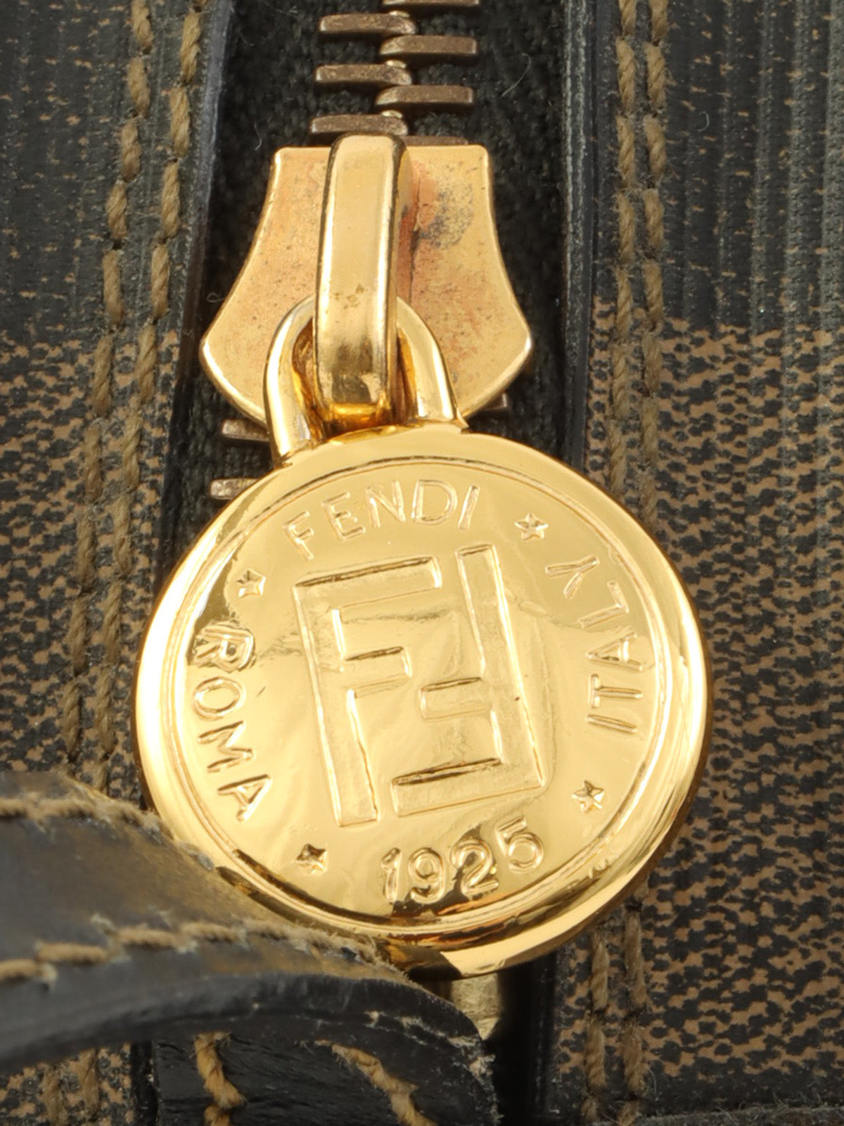 Pecan Round Shoulder Bag Black