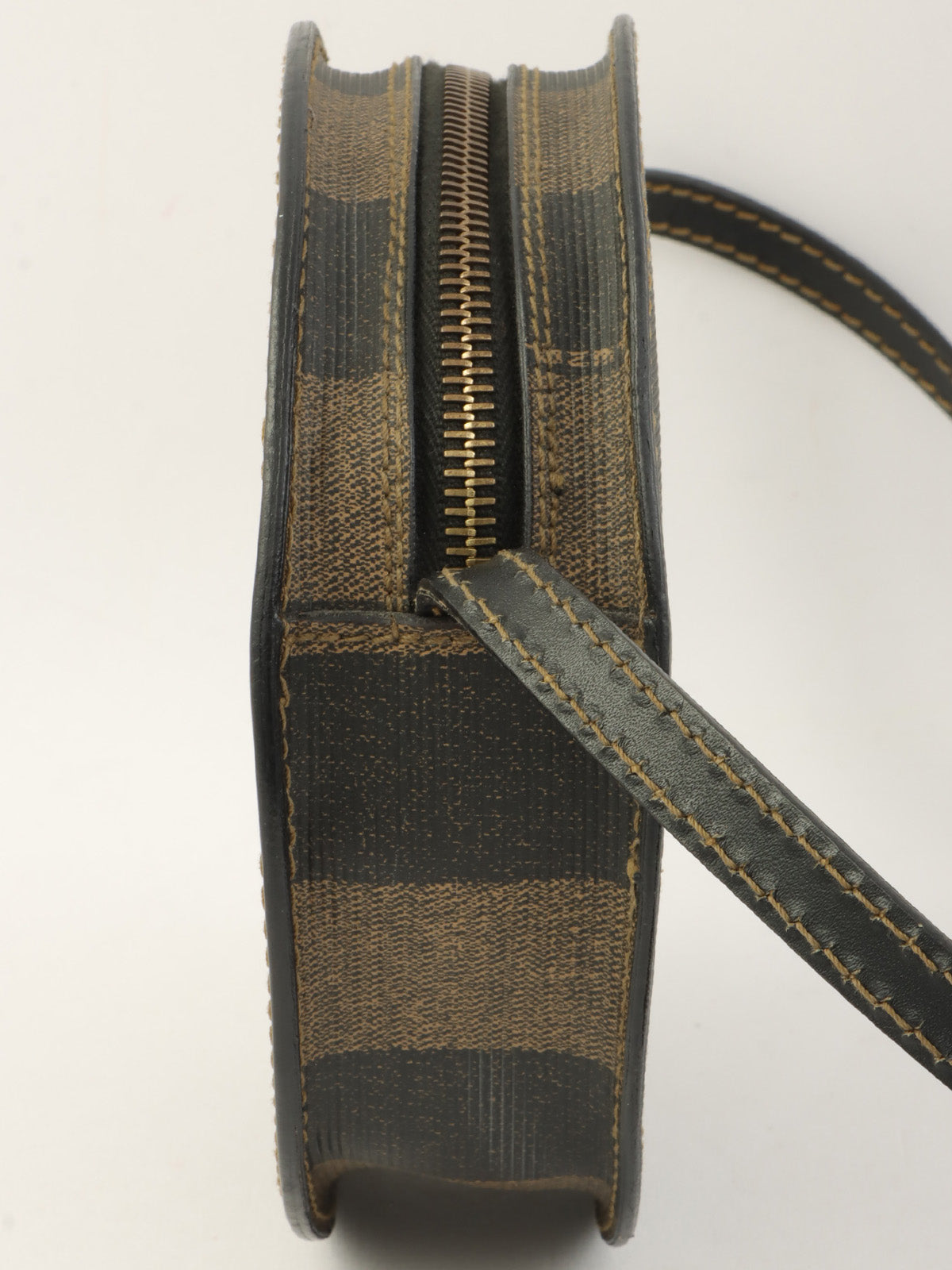 黑山核桃圆形单肩包