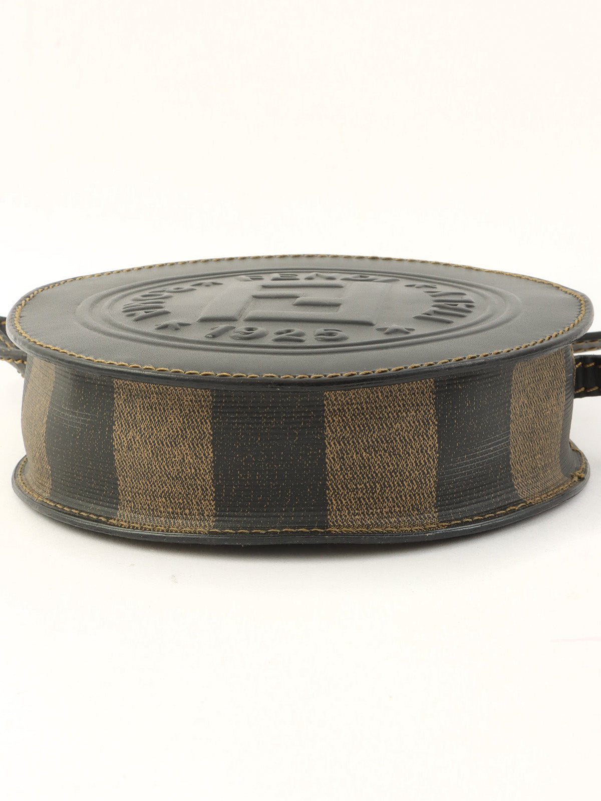 Pecan Round Shoulder Bag Black