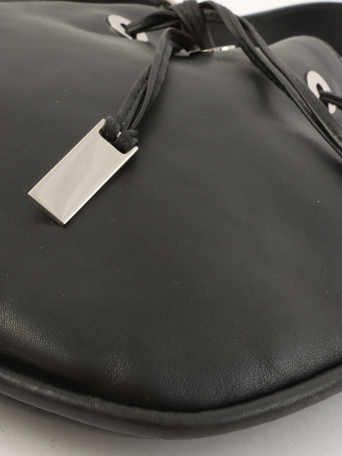 ロゴプレート巾着ショルダーバッグ ブラック