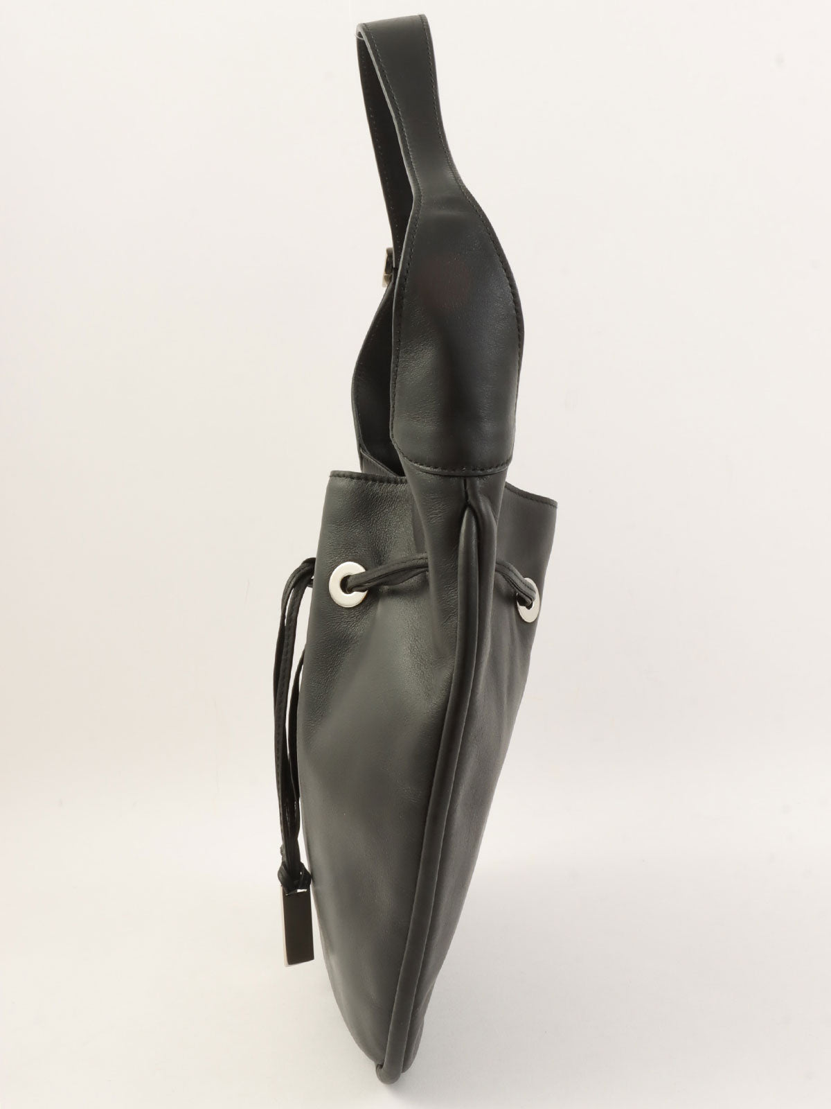 ロゴプレート巾着ショルダーバッグ ブラック