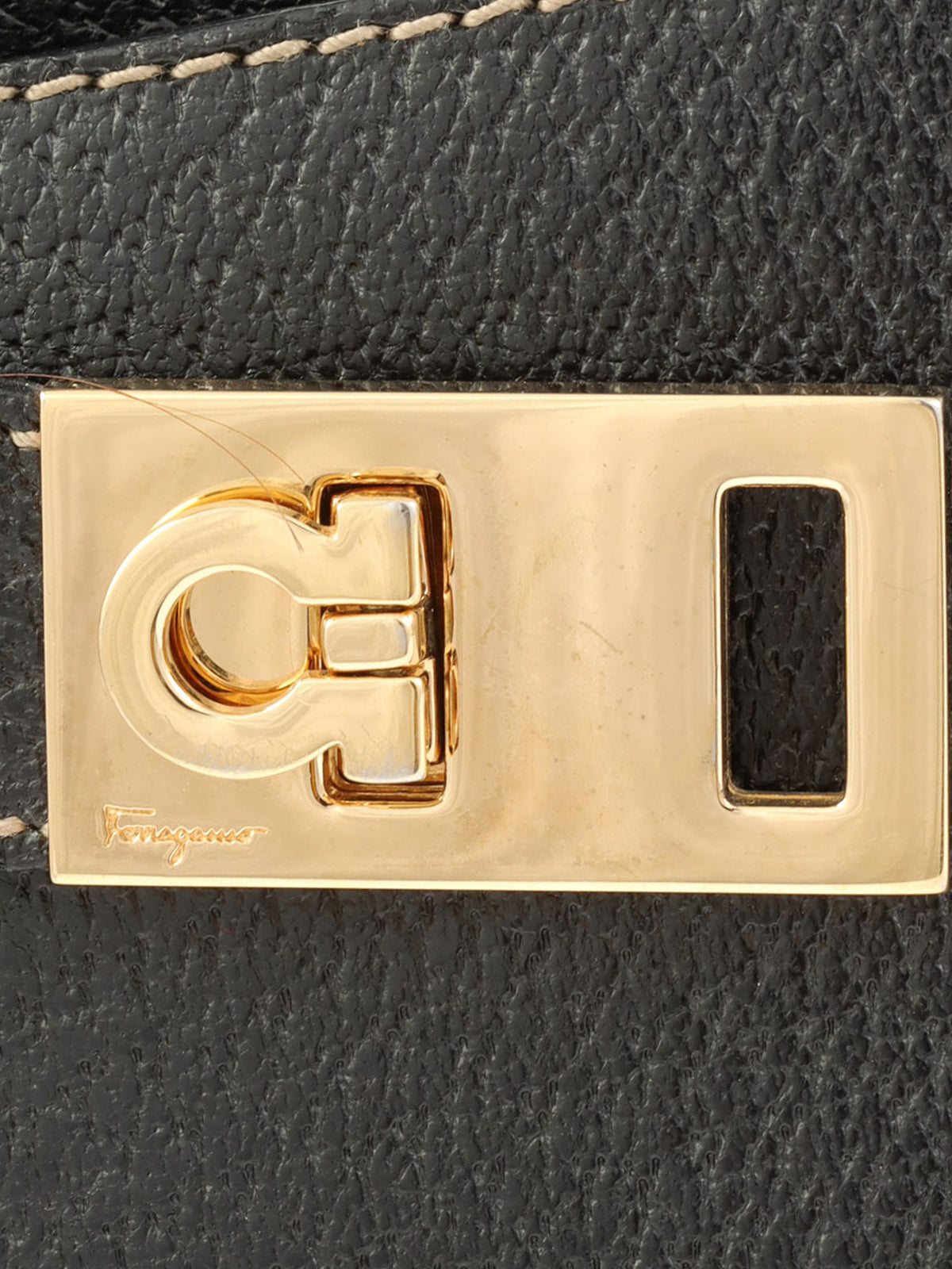 Gancini Plate 单肩包（黑色）