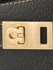 Gancini Plate 单肩包（黑色）