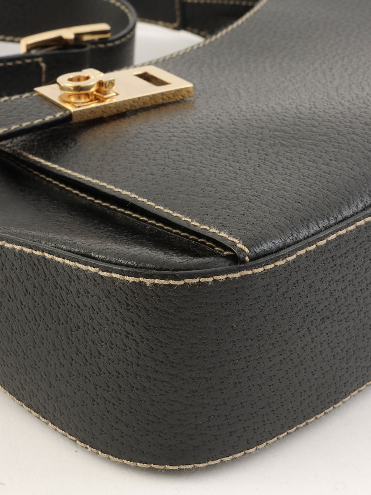 Gancini Plate 单肩包（黑色）