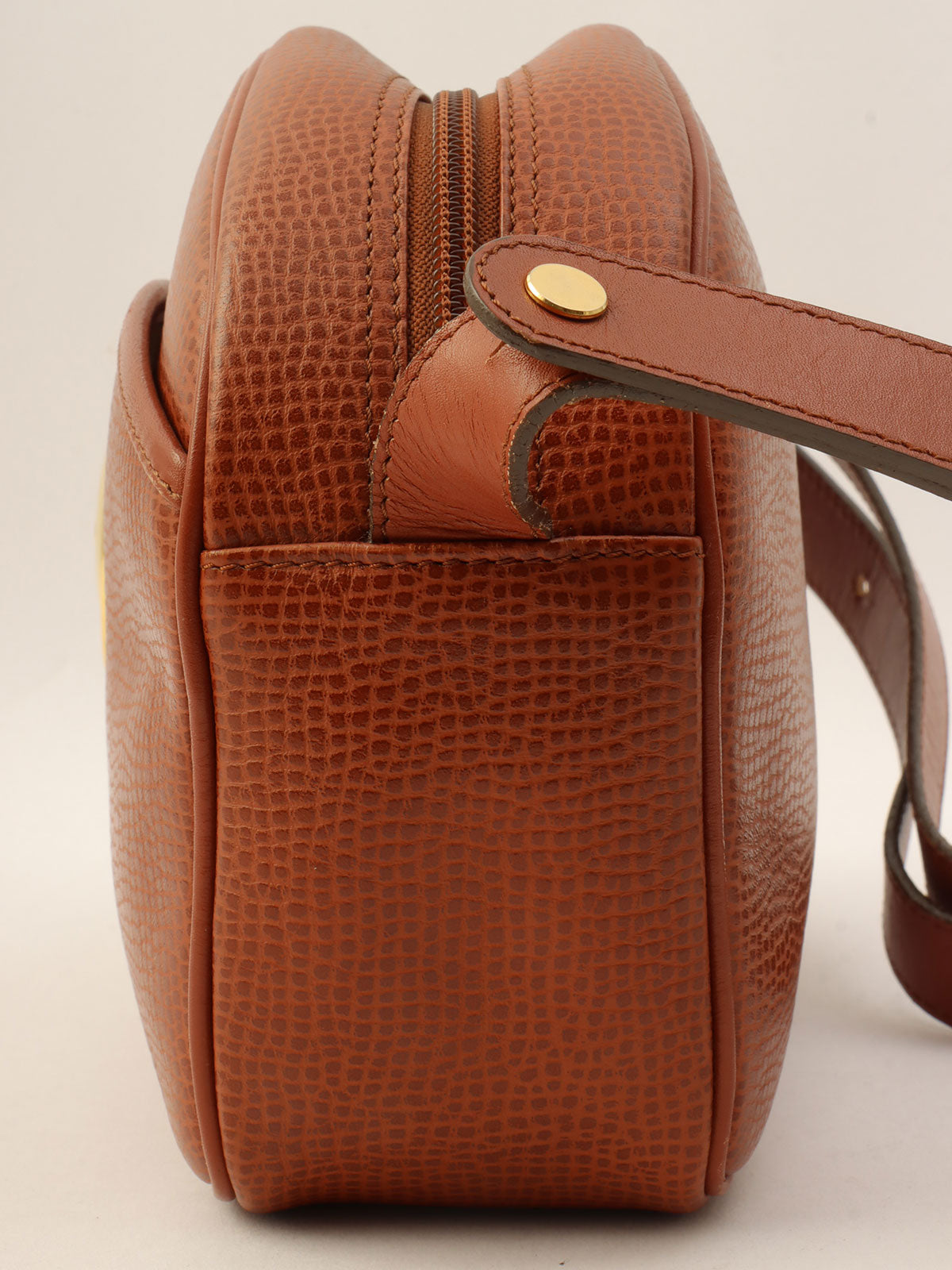 オーバルロゴプレートショルダーバッグ ブラウン