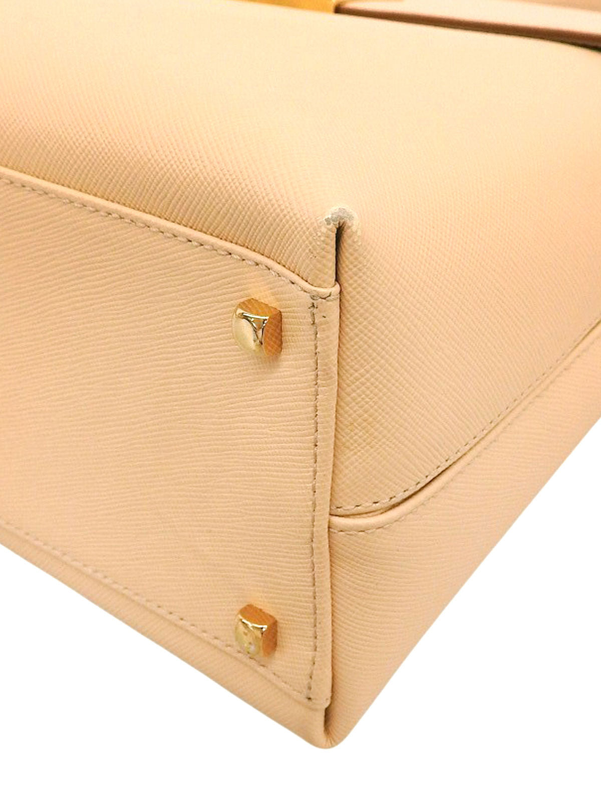 带Logo铭牌的双肩包 米色