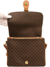 マカダムパターンロゴエンボスショルダーバッグ ブラウン