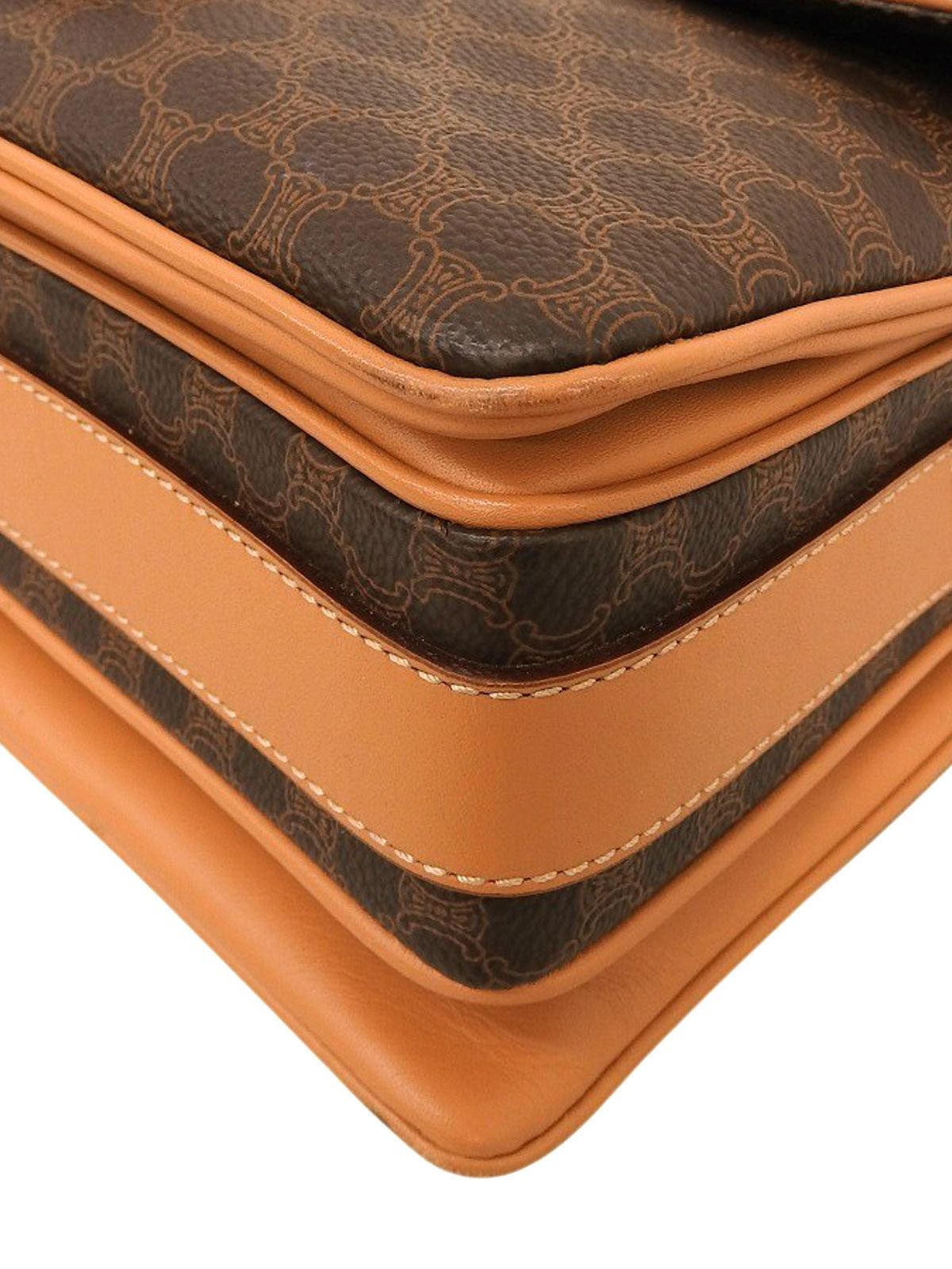 マカダムパターンロゴエンボスショルダーバッグ ブラウン