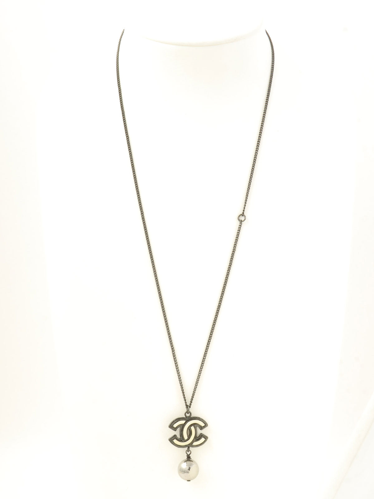 2013年製 CCマークボールスウィングネックレス ガンメタル/ホワイト