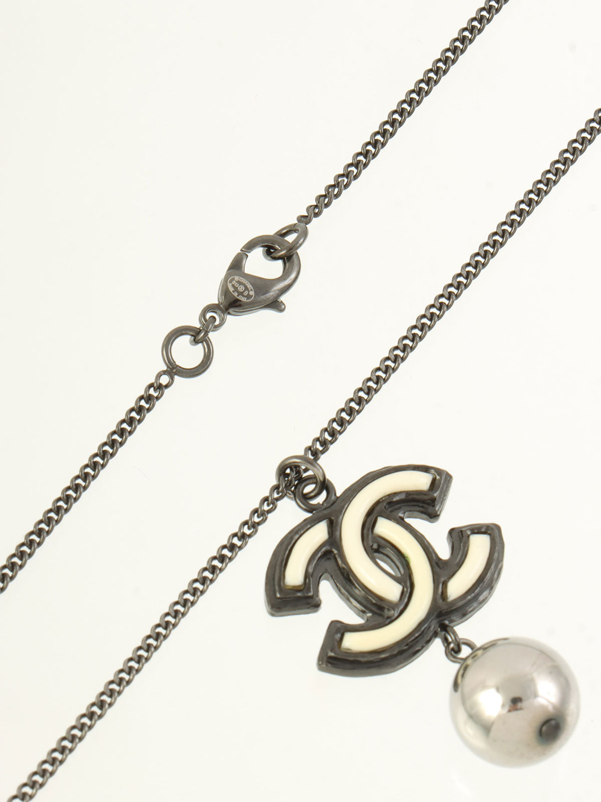 2013年製 CCマークボールスウィングネックレス ガンメタル/ホワイト