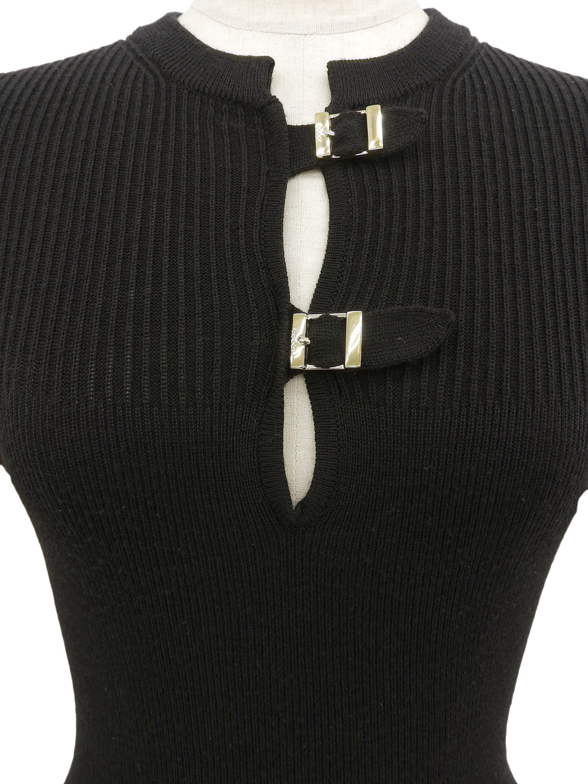 Belt Design Logo Buckle Short Sleeve Knit Top in Black