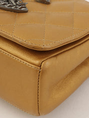 2009 年 CC 标志牌链条单肩包，金色