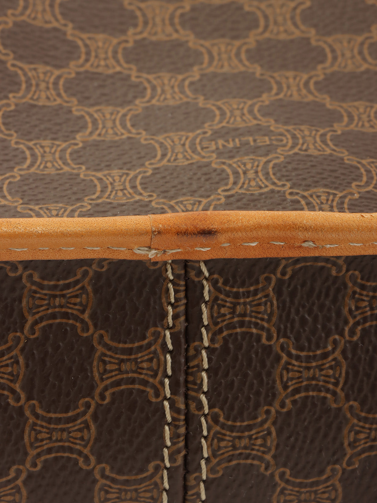 マカダムパターンロゴプレートショルダーバッグ ブラウン