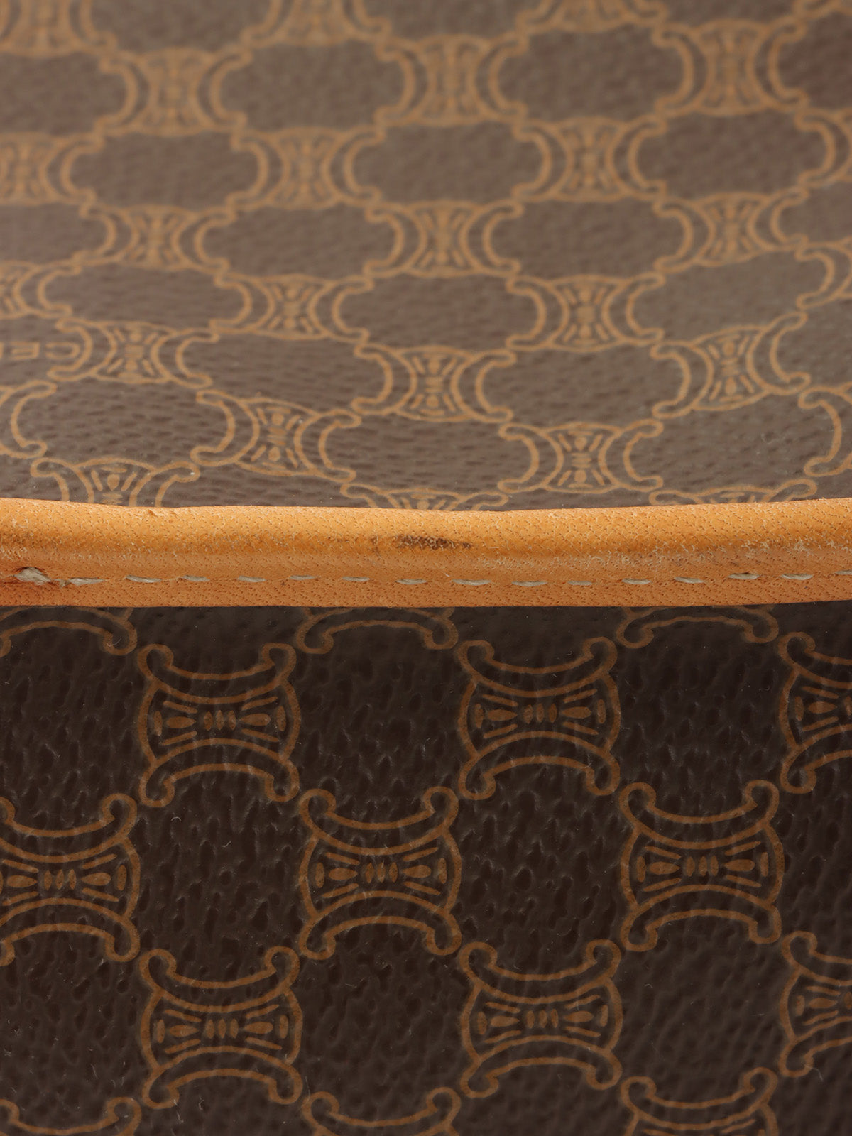 マカダムパターンロゴプレートショルダーバッグ ブラウン