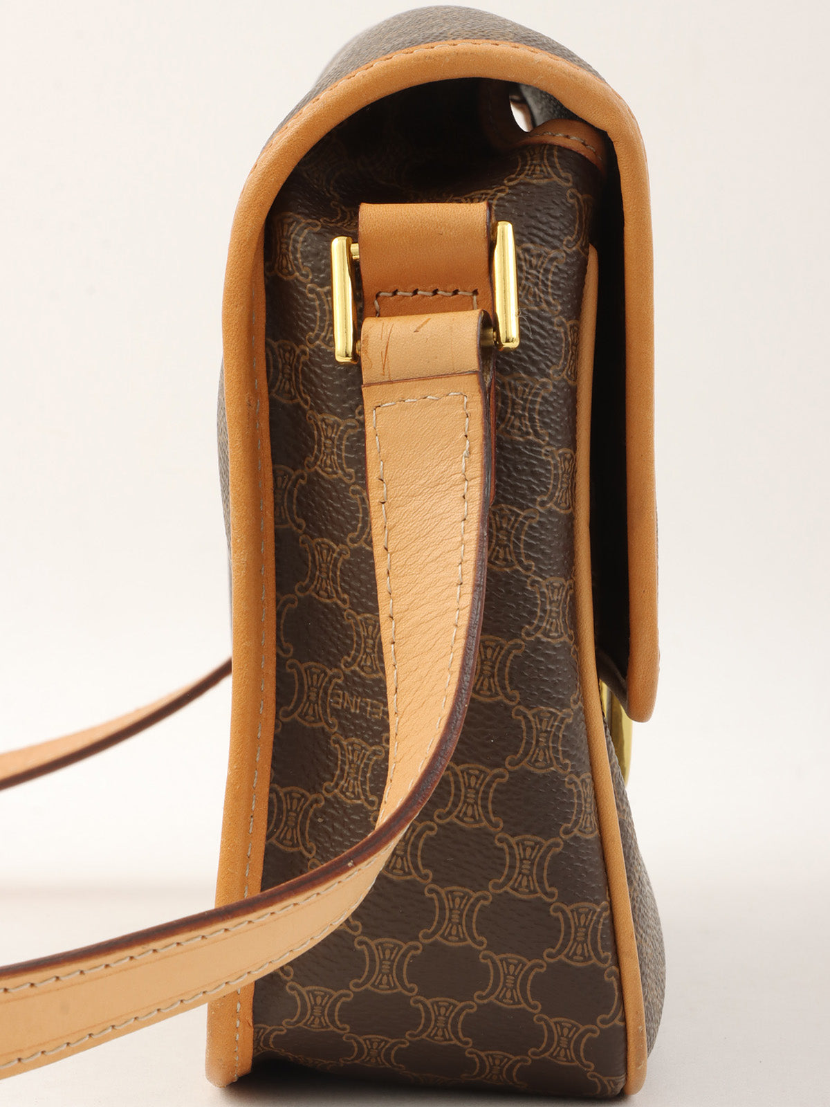 マカダムパターンロゴプレートショルダーバッグ ブラウン