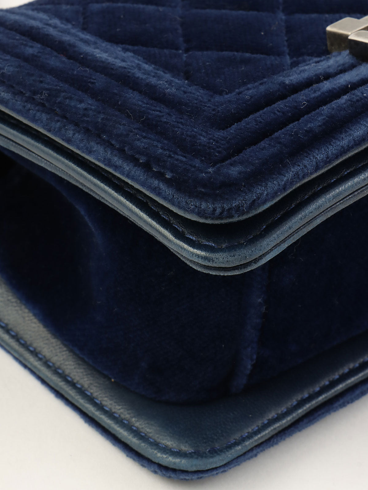 2013年頃製 ベルベットボーイシャネルチェーンショルダーバッグミニ ネイビー