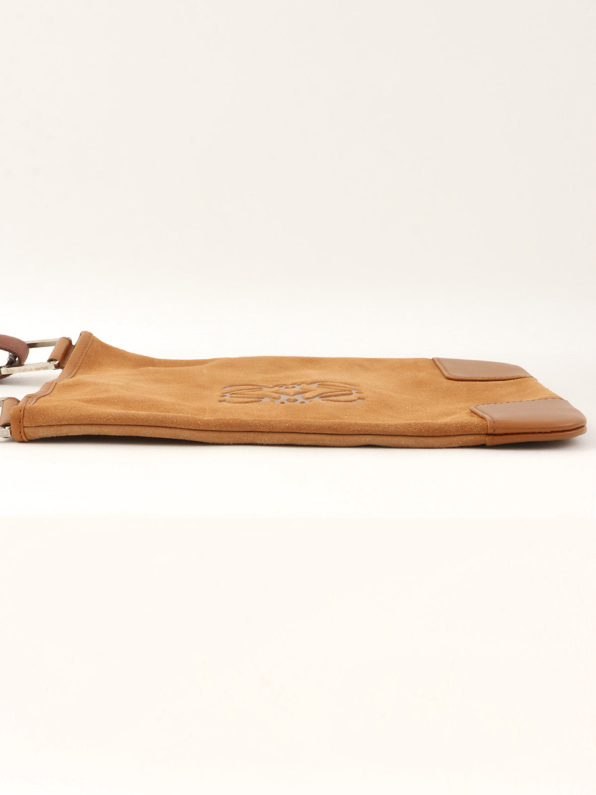 スエードアナグラムショルダーバッグ ブラウン