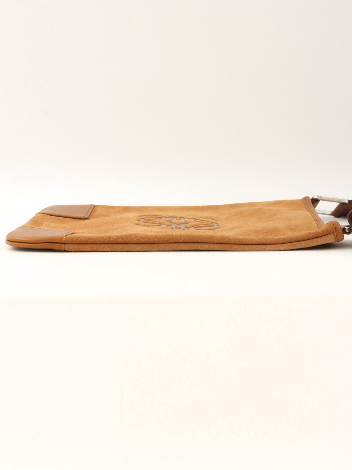 スエードアナグラムショルダーバッグ ブラウン