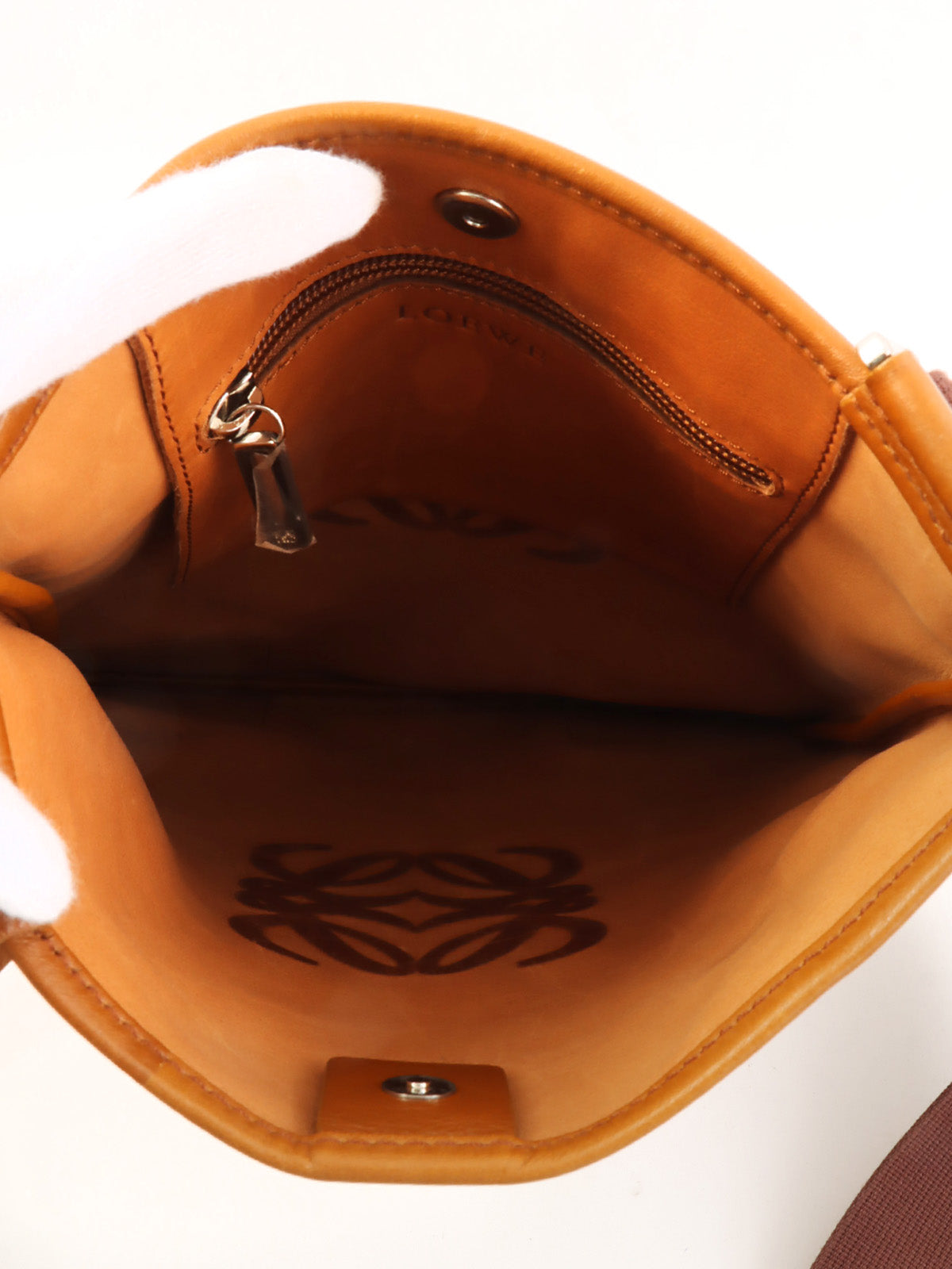 スエードアナグラムショルダーバッグ ブラウン