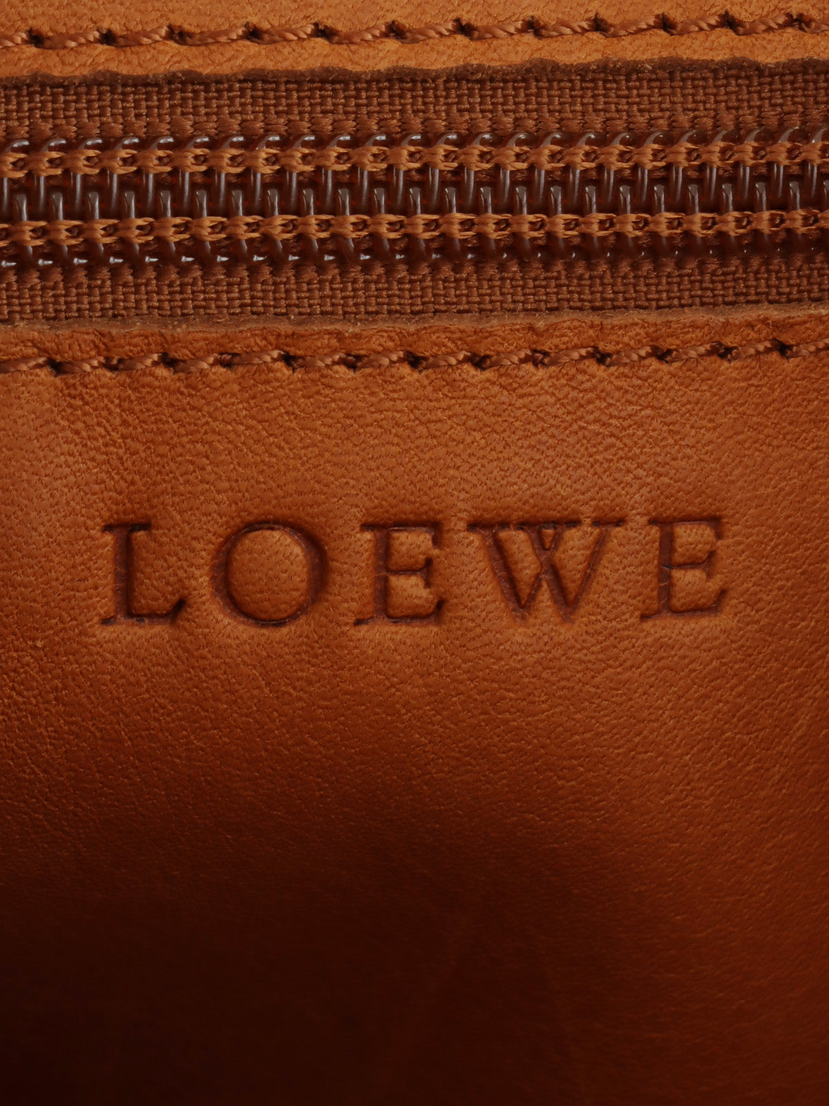 スエードアナグラムショルダーバッグ ブラウン