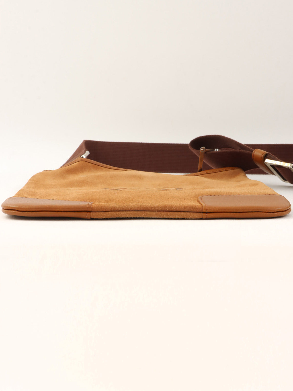 スエードアナグラムショルダーバッグ ブラウン