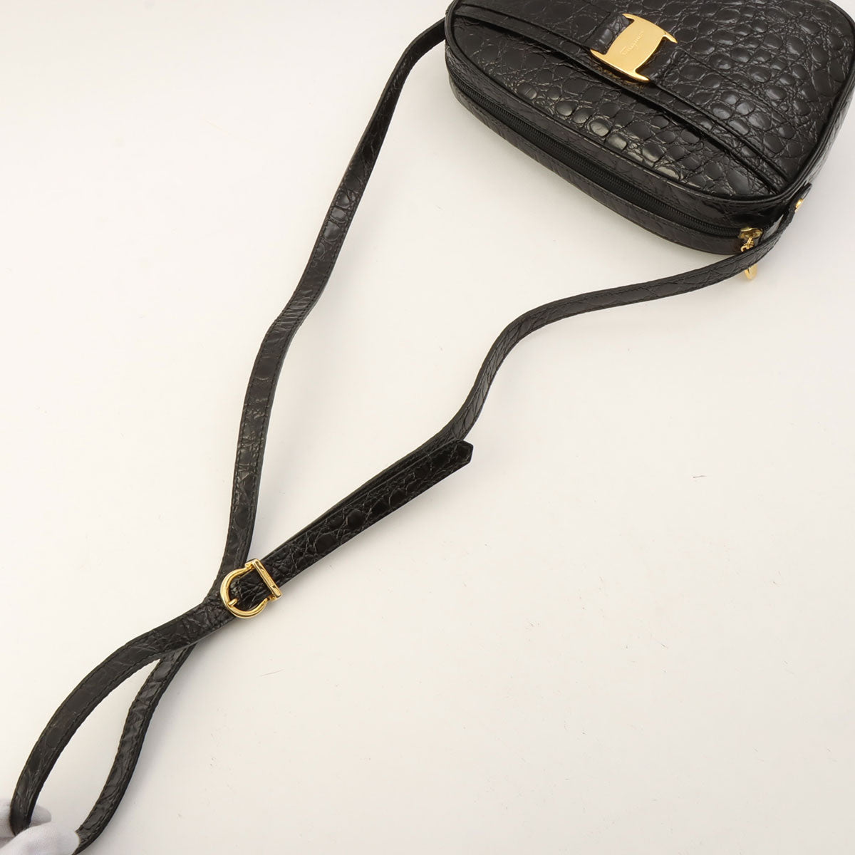 Croco-Embossed Vara Plate Shoulder Bag Black
