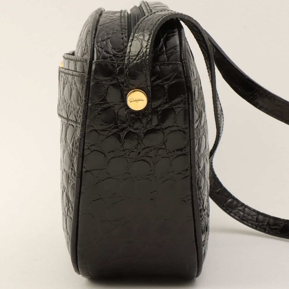 Croco-Embossed Vara Plate Shoulder Bag Black