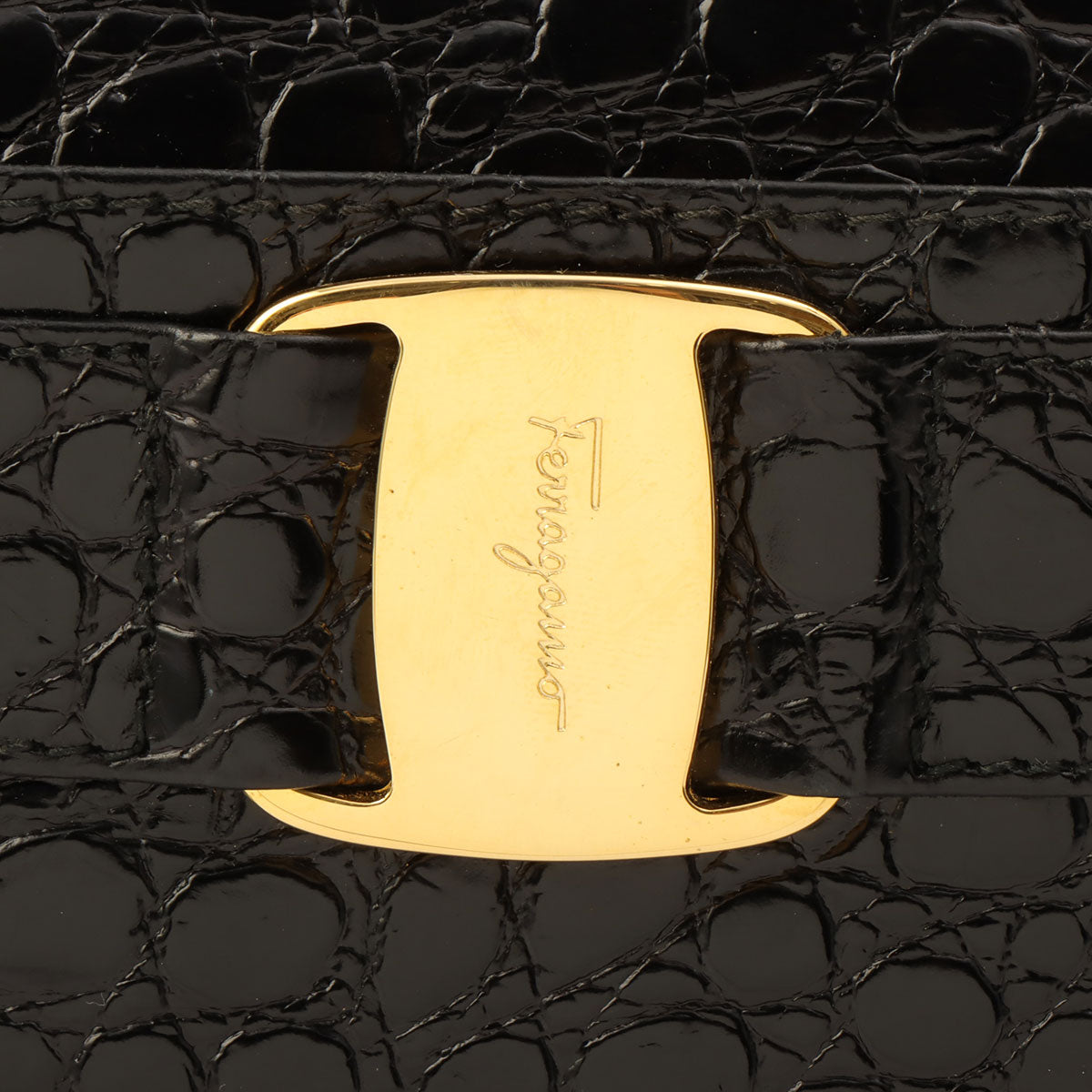 Croco-Embossed Vara Plate Shoulder Bag Black