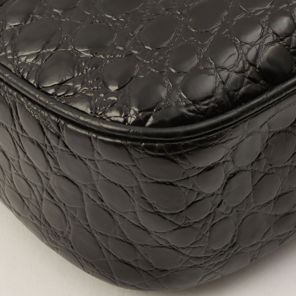 Croco-Embossed Vara Plate Shoulder Bag Black