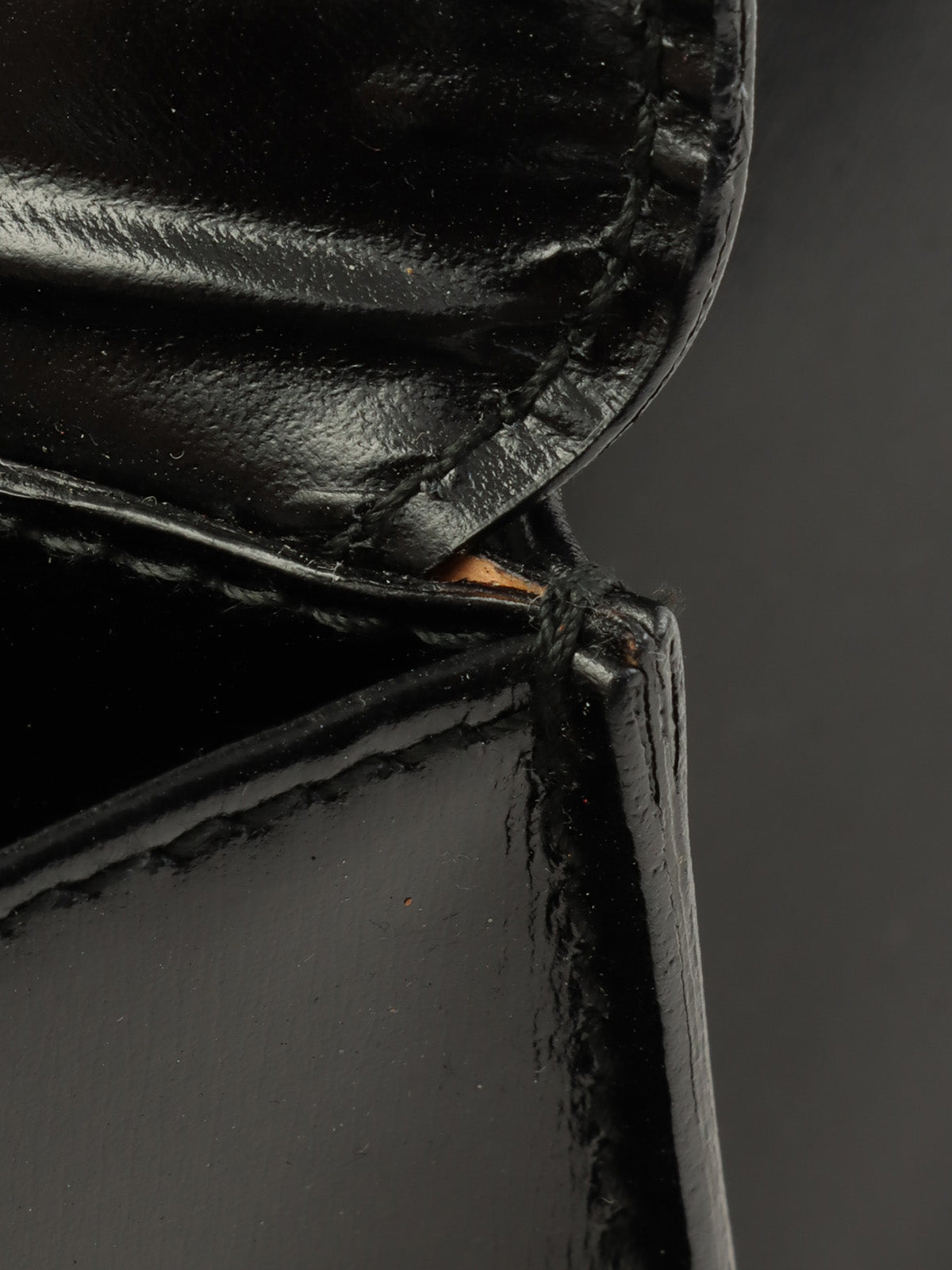 黑色Logo铭牌双盖手提包