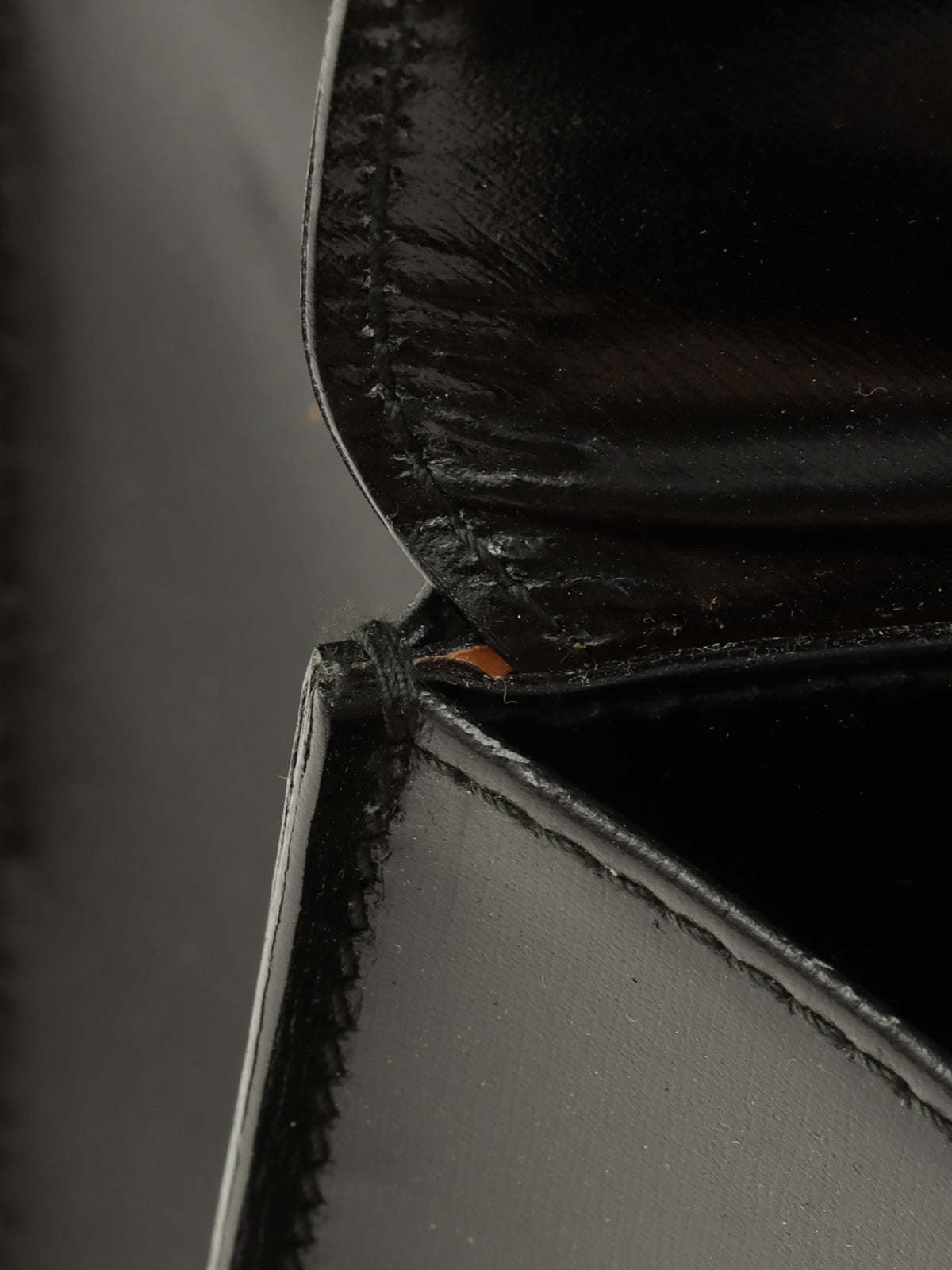 黑色Logo铭牌双盖手提包